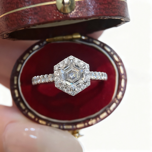 Bague de fiançailles et de soirée en diamant de laboratoire de luxe léger, de forme irrégulière, pour femmes - Product Image 1