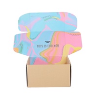 Boîte d'expédition en papier kraft ondulé avec logo personnalisé, matériaux recyclés, impression colorée, design 3D, gaufrage à chaud or/argent, éponge