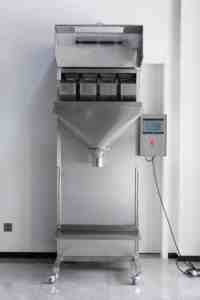 Machine d'emballage <span class=keywords><strong>de</strong></span> bâtonnets <span class=keywords><strong>de</strong></span> <span class=keywords><strong>sucre</strong></span> 5g <span class=keywords><strong>de</strong></span> haute précision, pesage linéaire pour 100 grammes - Product Image 2