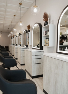 Station <span class=keywords><strong>de</strong></span> <span class=keywords><strong>coiffure</strong></span> <span class=keywords><strong>de</strong></span> luxe avec miroir arqué doré et plan <span class=keywords><strong>de</strong></span> travail en bois clair, poste <span class=keywords><strong>de</strong></span> travail multi-places <span class=keywords><strong>pour</strong></span> <span class=keywords><strong>salon</strong></span> <span class=keywords><strong>de</strong></span> <span class=keywords><strong>coiffure</strong></span> - Product Image 5