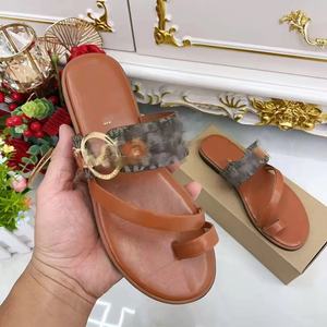 Nouvelle Collection Été 2025 – Sandales Confortables à Semelle Plate pour <span class=keywords><strong>Femme</strong></span> avec Boucles Métalliques et Motif Rayé Antidérapant - Product Image 1