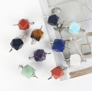 Vente en gros de nouveaux pendentifs en cristal, pierres semi-précieuses naturelles polies, pendentif polyèdre en cristal pour la décoration - Product Image 1