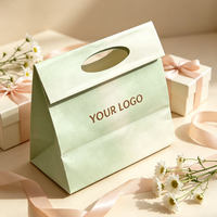 Sac en papier pliable personnalisé avec logo triangulaire, poignées découpées, recyclable, pour cadeaux, cosmétiques, promotion, emballage personnalisé