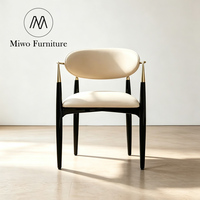 Fauteuil de salle à manger et de détente de luxe en bois massif et métal, avec accoudoirs en tissu velours, pour hôtels, restaurants et salons