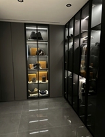 Armoire de chambre principale sur mesure avec bureau intégré, design moderne, finition gris mat, placards walk-in et vitrine en verre