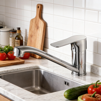 Robinet de cuisine moderne à poignée unique en alliage de zinc chromé avec noyau en céramique, idéal pour les cuisines d'hôtels et d'appartements
