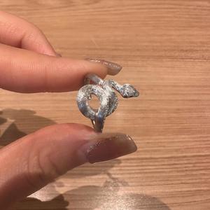 Anillo de Plata Pura S925 con Diseño de Serpiente Enrollada, Estilo Vintage Único con Baño de Oro de 18K, Exquisito Anillo de Alta Gama de Talla Única - Product Image 2