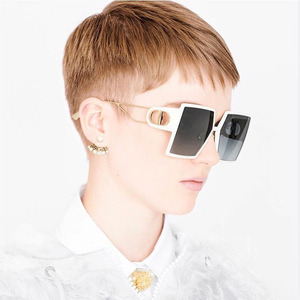 Gafas de sol cuadradas de gran tamaño a la moda para mujer, montura negra, protección UV400, gafas de estilo urbano de plástico y metal - Product Image 5