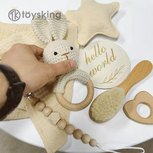 Boîte cadeau de spectacle de bébé nouveau-né personnalisée, chaussures de nouveau-né à collocation gratuite, couverture de serviette de mousseline de brosse de dentition de hochet de crochet fait à la main - Product Image 4