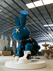 Scultura Gigante in Resina a Forma di Coniglio Blu, Statua Oversize di Tendenza, Personalizzabile in Dimensioni e Colore per Arredamento Commerciale e Streetwear - Product Image 3