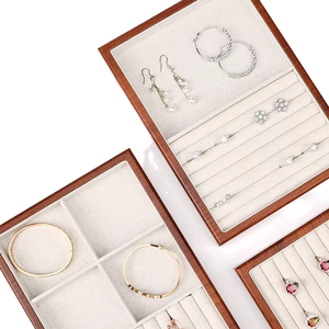 Plateau de rangement à bijoux empilable en bois avec doublure en tissu doux et compartiments divisés pour l'organisation des boucles d'oreilles et des bagues en magasin de détail - Product Image 1