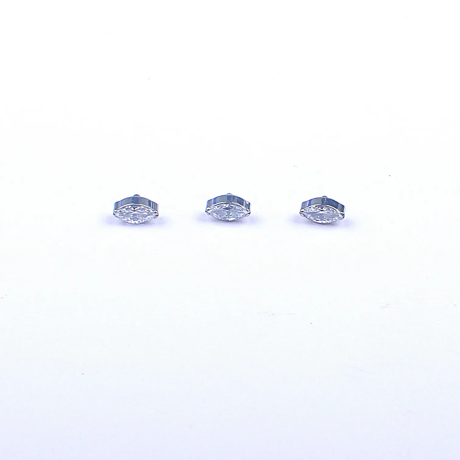 गहने बनाने के लिए Wuzhou जिक्रोन जटित कट सफेद पारदर्शी रंग अंडाकार दर्पण अनियमित ASTM-F136 Titanium-P130