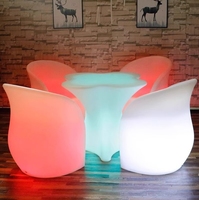 Ensemble de table et chaises LED portables en plastique PE, rechargeables, étanches et écologiques, pour mobilier de bar extérieur et de salle à manger, idéal pour les clubs de nuit modernes.