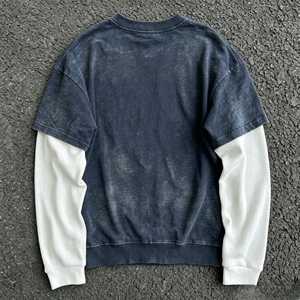 เสื้อยืดแขนยาวคอกลมผู้ชาย สีน้ำเงินเข้มและสีขาว ตัดต่อสีแบบบล็อก ทรงโอเวอร์ไซส์ สวมใส่สบาย ดีไซน์เรียบง่าย - Product Image 1