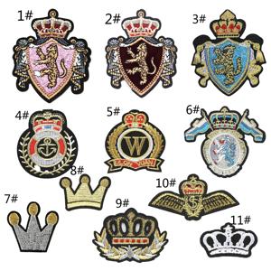 Écussons de haute qualité personnalisés avec broderie en fil d'or, motif couronne, à nouer sur l'épaule - Product Image 1