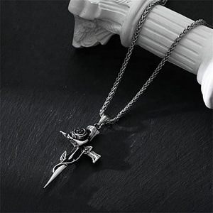 สร้อยคอหรูหราสำหรับผู้ชายพร้อมจี้รูปกางเขนกุหลาบ ดีไซน์หรูหราเบาๆ ทำจากไทเทเนียมสตีล รูปทรงดาบ ไม่ลอก ไม่ดำ เครื่องประดับสแตนเลสชุบเคลือบเงา - Product Image 4