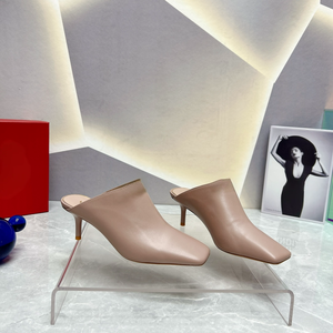 Sandalias Versátiles de Tacón Alto con Punta Cuadrada y Diseño Baotou en Charol Rojo para el Verano, Estilo Valentino - Product Image 2