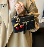 Sac à main mini carré en laine tricotée tendance avec pendentif cerise, sac bandoulière de luxe en PU, pochette à cosmétiques, Bolsa De Caja De Lana
