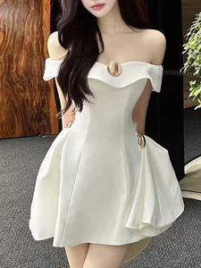 Nouvelle mode été 2025 Robe haut de gamme à épaules dénudées, taille cintrée, couleur unie, sexy et séduisante, <span class=keywords><strong>jupe</strong></span> courte pour femmes - Product Image 2