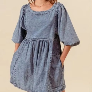 Robe en jean pour femme OEM, élégante et tendance, 100% coton tissé, délavée et vieillie, coupe mini ample à manches courtes - Product Image 1