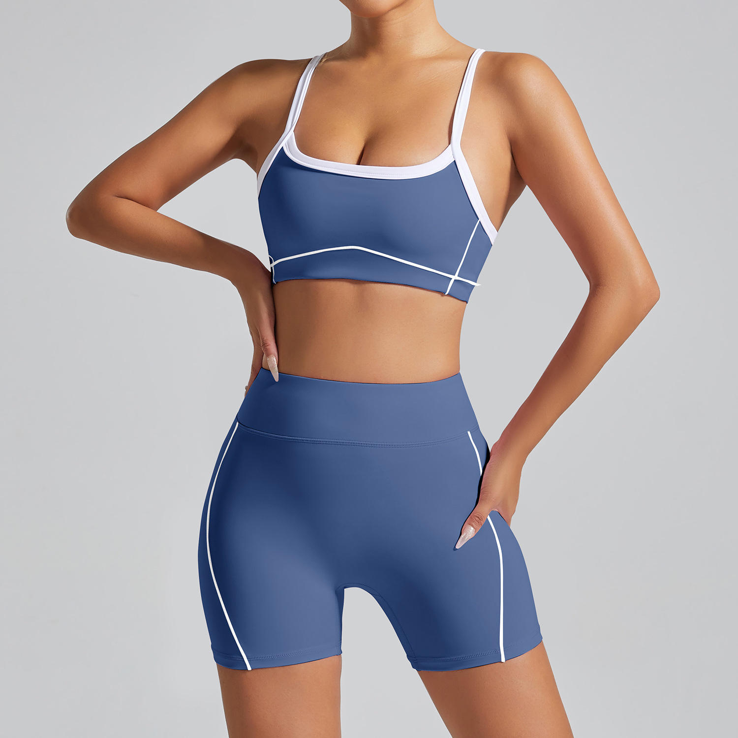 บราสีฟ้าท้องฟ้ายามค่ำคืนและกางเกงขาสั้นสีฟ้าท้องฟ้ายามค่ำคืน