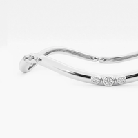 Bracelet minimaliste ondulé incurvé avec sertissage clos et diamants ronds, fermoir articulé, pour femme, usage quotidien