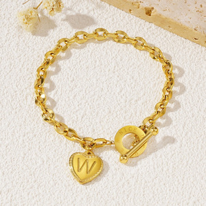 Pulsera de Acero Inoxidable Chapada en Oro de 18K con Cierre OT y Letras - Pulsera de Moda para Mujer con Colgante de 26 Letras - Venta al por Mayor - Product Image 2