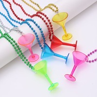 Collier en verre transparent avec perles de liaison. Pendentif rond en plastique pour fête, thème festival irlandais. Chaîne de longue longueur.