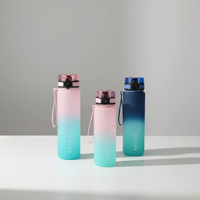 Bouteille d'eau de sport en plastique grande capacité à dégradé de couleurs avec ouverture à boire directement et cordon pour cyclisme en extérieur et utilisation portable
