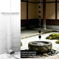 Chaîne de pluie moderne en métal Oniya pour gouttières, avec coupelles carrées noires, alternative au gouttière de toit pour l'extérieur et le jardin