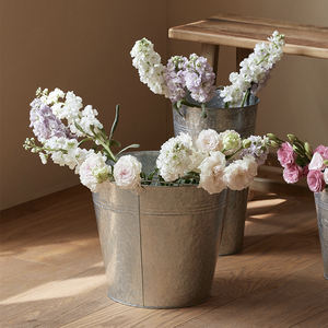 Vaso Moderno in Latta Pioneera, Secchio per Fiori in Ferro, Decorazione per Casa e Giardino, Vaso in Metallo Zincato Ecologico con Motivo Verticale - Product Image 4