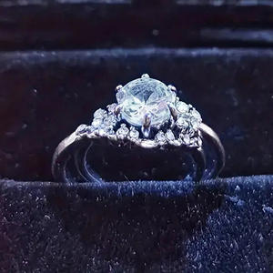 Anello di Fidanzamento T0642 per Donna in Oro Bianco con Diamante Taglio Brillante Rotondo Colore G Naturale e Diamanti Laterali - Product Image 2