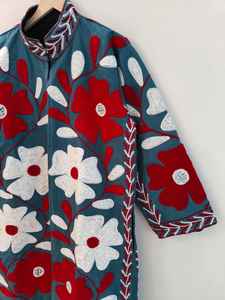 Chaqueta Suzani Bordada a Mano, Abrigo Largo Floral Rojo y Blanco, Estilo Boho Chic, Prenda Artesanal, Chaqueta de Estilo Festivo - Product Image 2