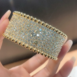Un ampio braccialetto di diamanti di lusso in oro naturale 18k con una presenza imponente alla cena, una Socialite - Product Image 4