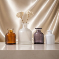 Bouteille diffuseur en verre élégante de couleur blanche de 50 ml, 100 ml, 150 ml, 250 ml avec bâtonnets en céramique pour l'aromathérapie