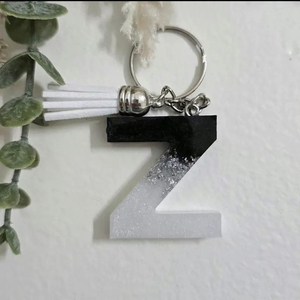 LLavero de resina hecho a mano con borla Whelk, llavero con letra inicial, llavero con letras, regalos, accesorio para bolsa de joyería - Product Image 4
