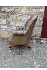 Fauteuil pivotant Chesterfield en cuir capitonné de luxe avec roulettes pour la maison - Product Image 2