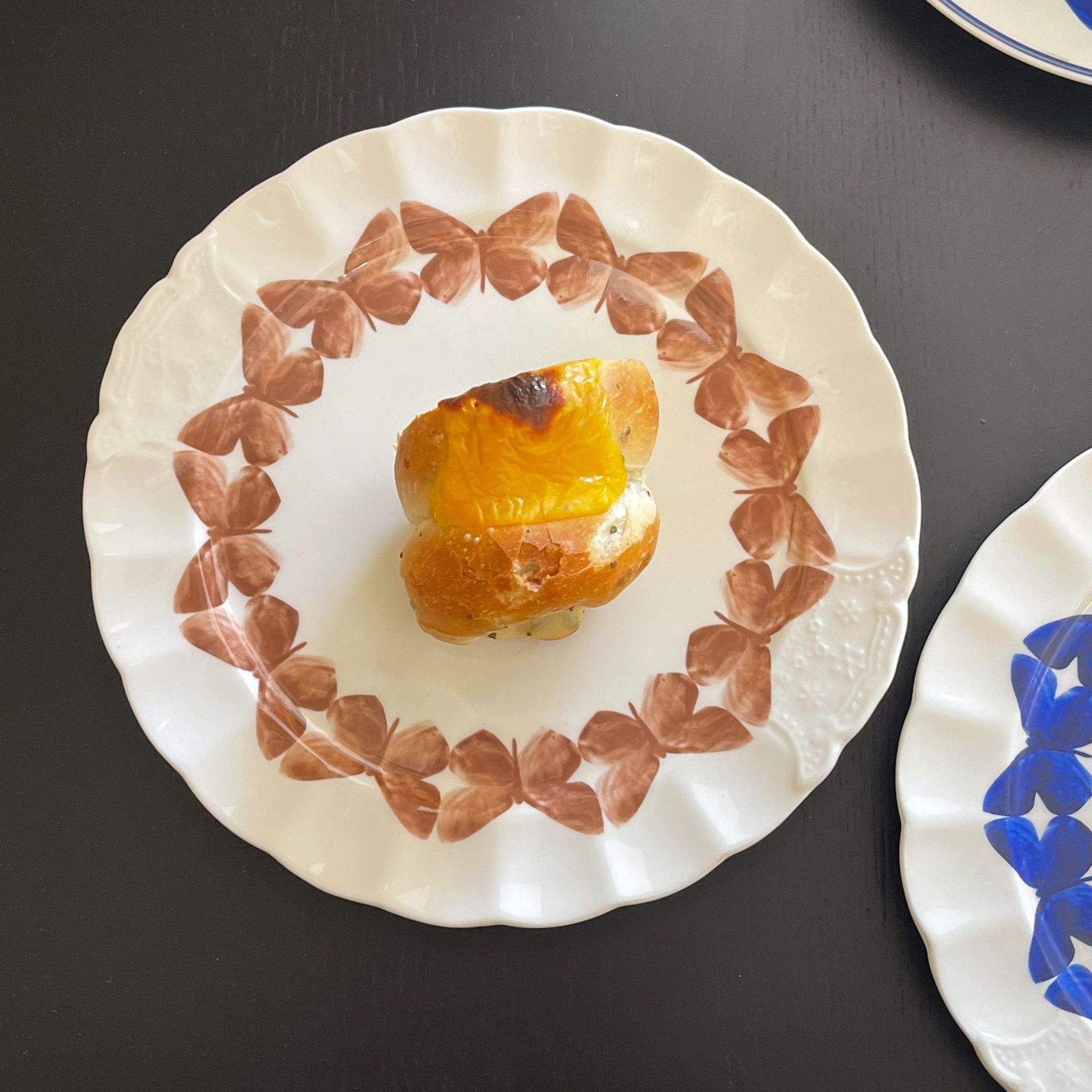 จานผีเสื้อย้อนยุคสีน้ำตาล18.5ซม