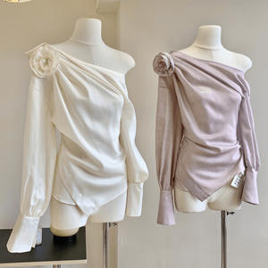 Blusa de Mujer Nat Plus con Estampado Floral de Personajes Dulces, Asimétrica, de Manga Larga, Color Blanco Rosado, Poliéster, Secado Rápido y Transpirable - Product Image 2