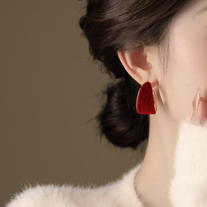 Pendientes de aro de terciopelo rojo con borde dorado y diseño geométrico para ocasiones de regalo - Product Image 2