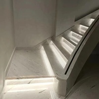Escalier en spirale en marbre blanc poli Sivec avec garde-corps en verre pour villa intérieure, design moderne, escalier en pierre naturelle