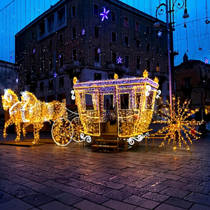 Una Escultura Luminosa de Carruaje Navideño que Brinda Encanto de Cuento de Hadas a Plazas de Resorts, Centros Comerciales y Áreas Fotográficas de Temporada - Product Image 1