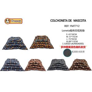 Set di Quattro Tappetini Antiscivolo per Cani con Motivo Quadrato sul Fondo - Product Image 1