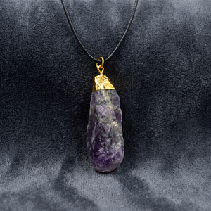 Colgante de Amatista Púrpura Natural Irregular, Gema Pulida Hecha a Mano, Tamaño 25-35mm, Propiedades Curativas para la Fabricación de Collares - Product Image 2