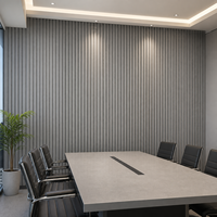 Panneau mural acoustique WYRAX en lattes de bois gris avec feutre gris personnalisé en PET pour la rénovation des murs de salle à manger