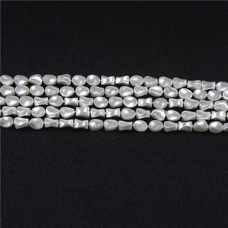 Escudo branco da mãe de pérola feito à mão forma irregular, concha de água doce prática para fabricação de jóias