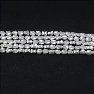 Coquille d'eau douce en nacre blanche naturelle de perle, de forme irrégulière faite à la main, pratique pour la fabrication de bijoux