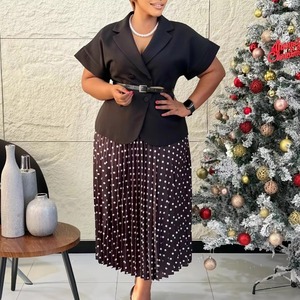 Ensemble jupe d'été tendance D620 pour femme : haut à col tailleur et manches courtes avec jupe plissée à pois – Tenues africaines pour femme - Product Image 2