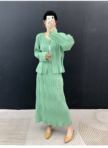 ชุดแฟชั่นลำลองจีบพลีท Miyake รุ่นใหม่ประจำฤดูร้อนและฤดูใบไม้ร่วงปี 2026 เสื้อคาร์ดิแกนจีบพลีททำมือ + กระโปรงยาว ชุดเซ็ตสองชิ้น - Product Image 4
