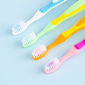 Tuke Kidsren's Cartoon Doll Design <span class=keywords><strong>Brosse</strong></span> <span class=keywords><strong>à</strong></span> <span class=keywords><strong>dents</strong></span> en nylon <span class=keywords><strong>à</strong></span> poils souples pour 3-6-9 ans <span class=keywords><strong>Bébé</strong></span> Garçon Fille Petite tête en plastique pour la maison - Product Image 3